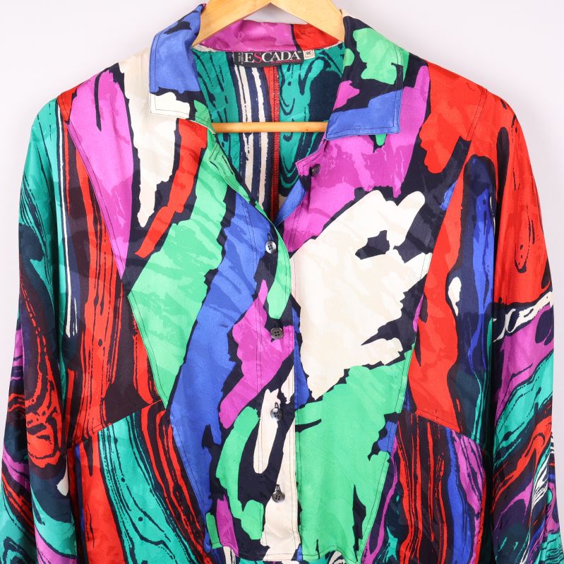 Närbild på skjortans mönster