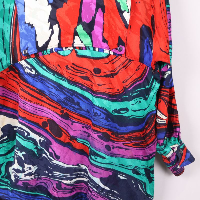 Detalj av skjortans mönster och ärm