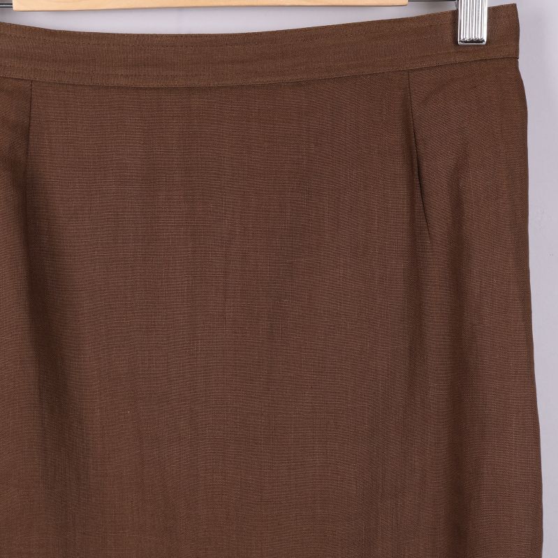 Detaljer av tyget på brun kjol