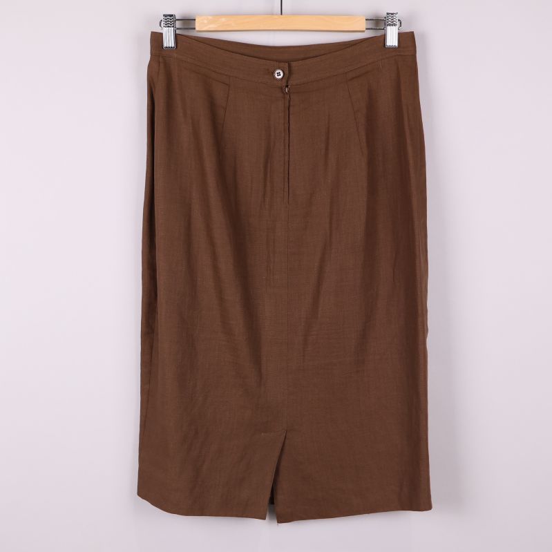 Baksida av brun kjol 