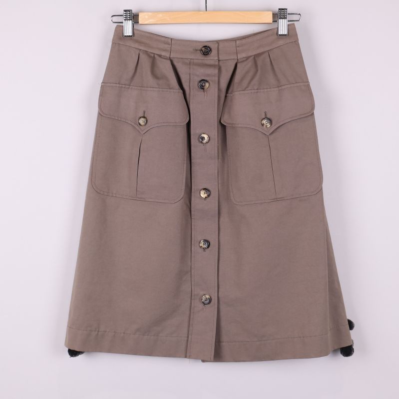 Brun kjol med knappar och fickor fram