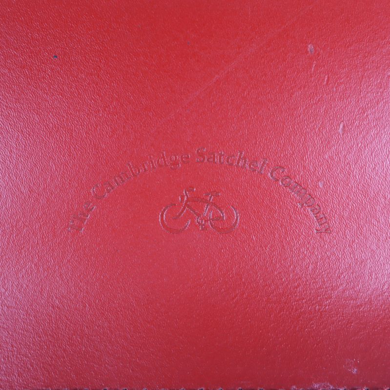 Inpräglad text från The Cambridge Satchel Company