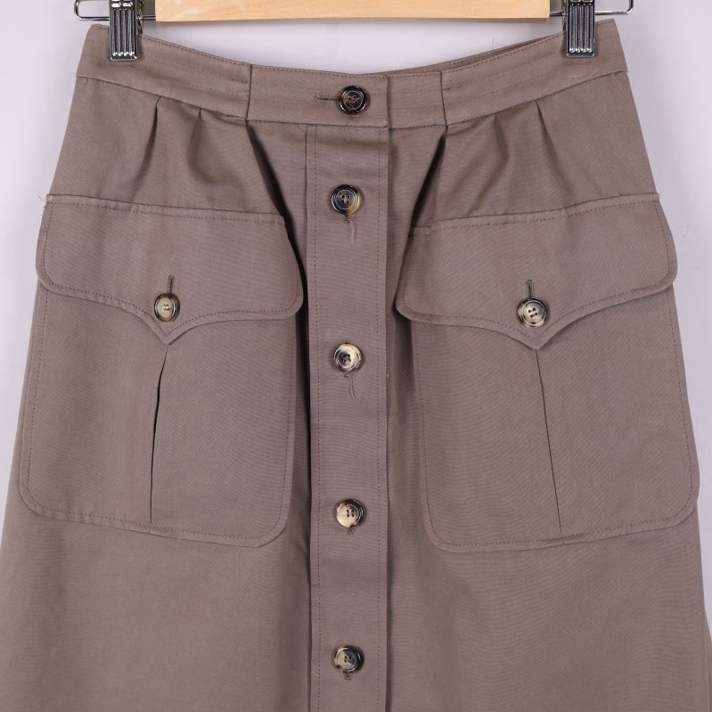 Närbild på fickorna och knapparna fram