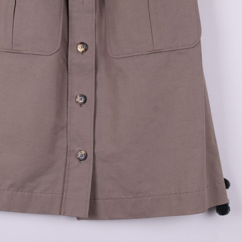 Närbild på nedre delen av kjolen