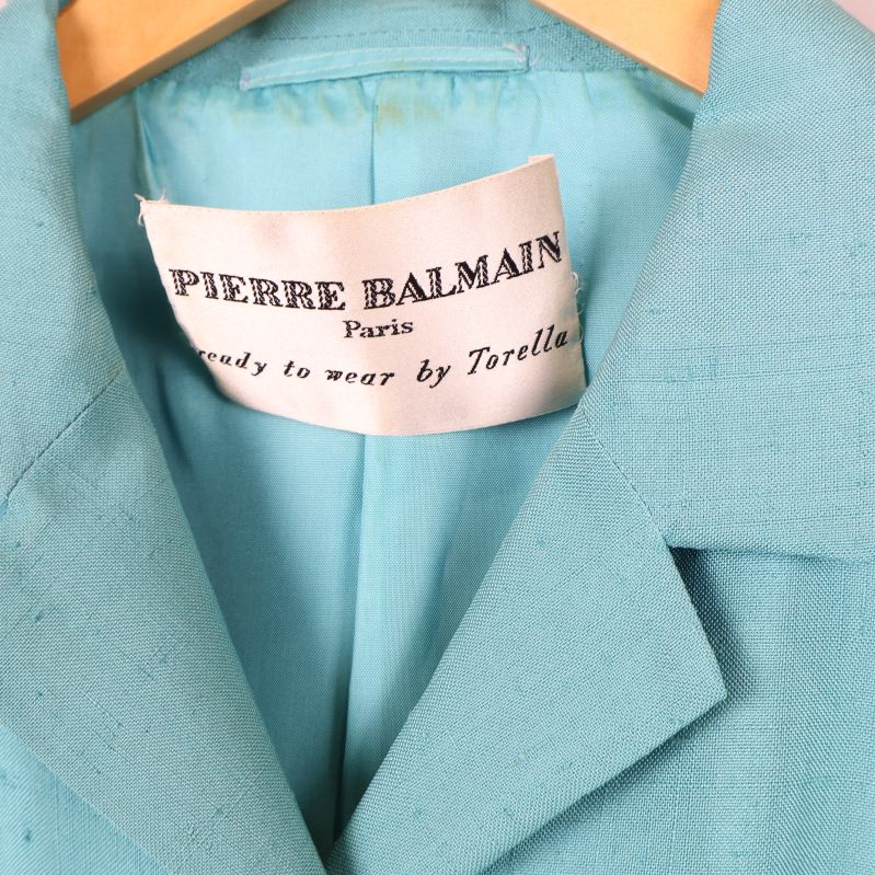 Etikett med märket Pierre Balmain