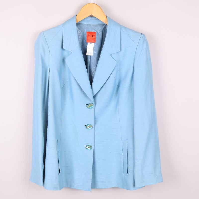 Blå jacka med tre dekorativa knappar