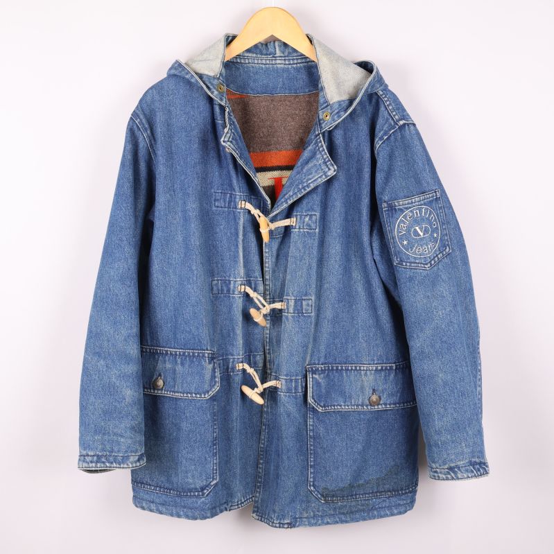 Framsida av jeansjackan fläck nertill vid vänstra fickan