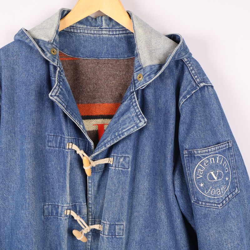 Närbild av jackan och logo på ärm