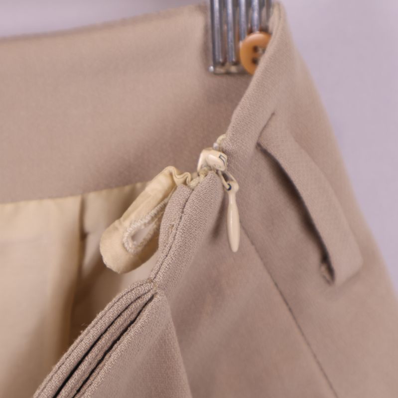 Dragkedja på kjolens sida