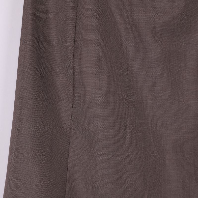 Närbild av framsömmen på brun kjol