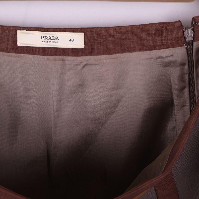 Etikett på insidan av kjol med märket Prada