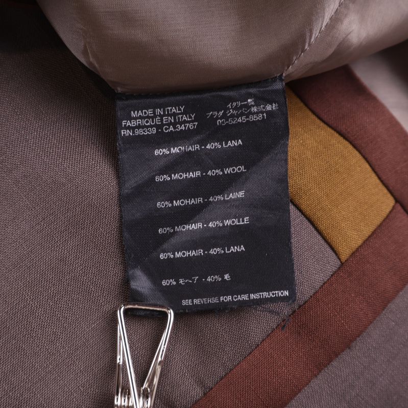 Materialinformationsetikett på brun kjol