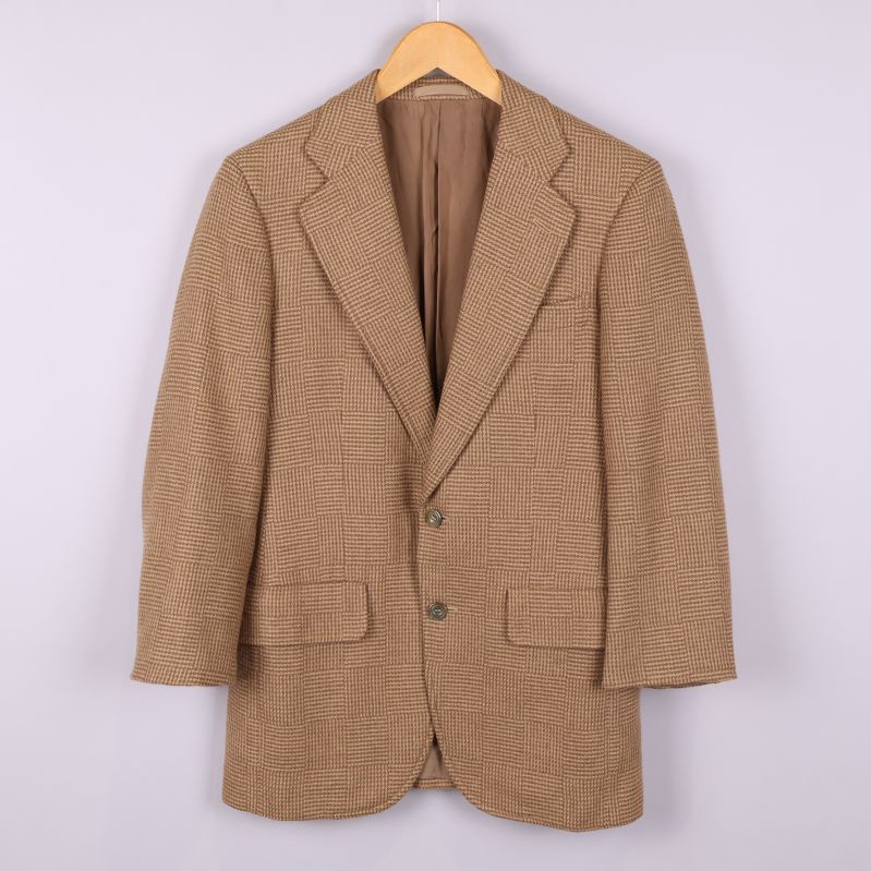 Brun kavaj med rutigt mönster framifrån