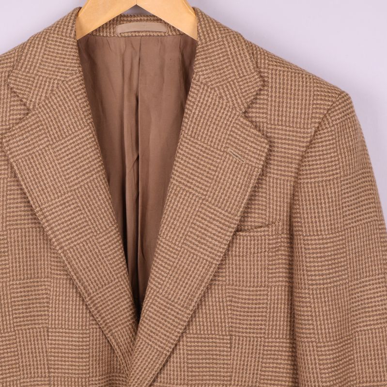 Närbild av kavajens krage och axlar