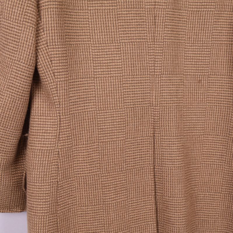 Närbild av kavajen bak se fläck