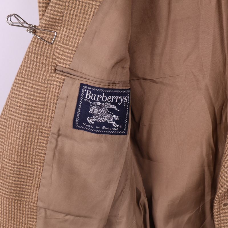 Insida av kavajen med Burberrys etikett