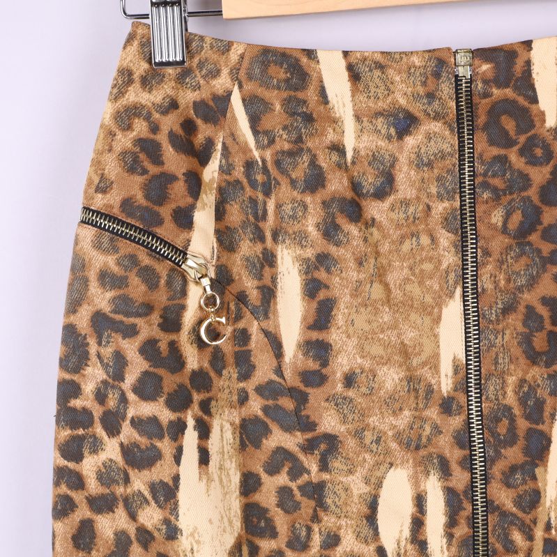 Närbild på dragkedja med logo