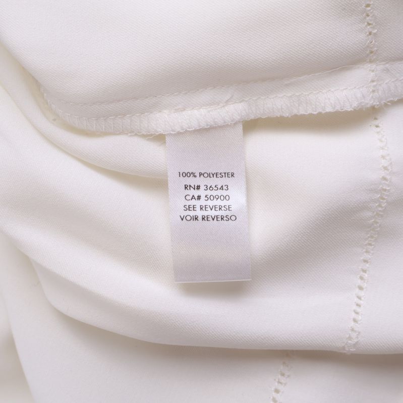 Materialetikett som visar 100% polyester