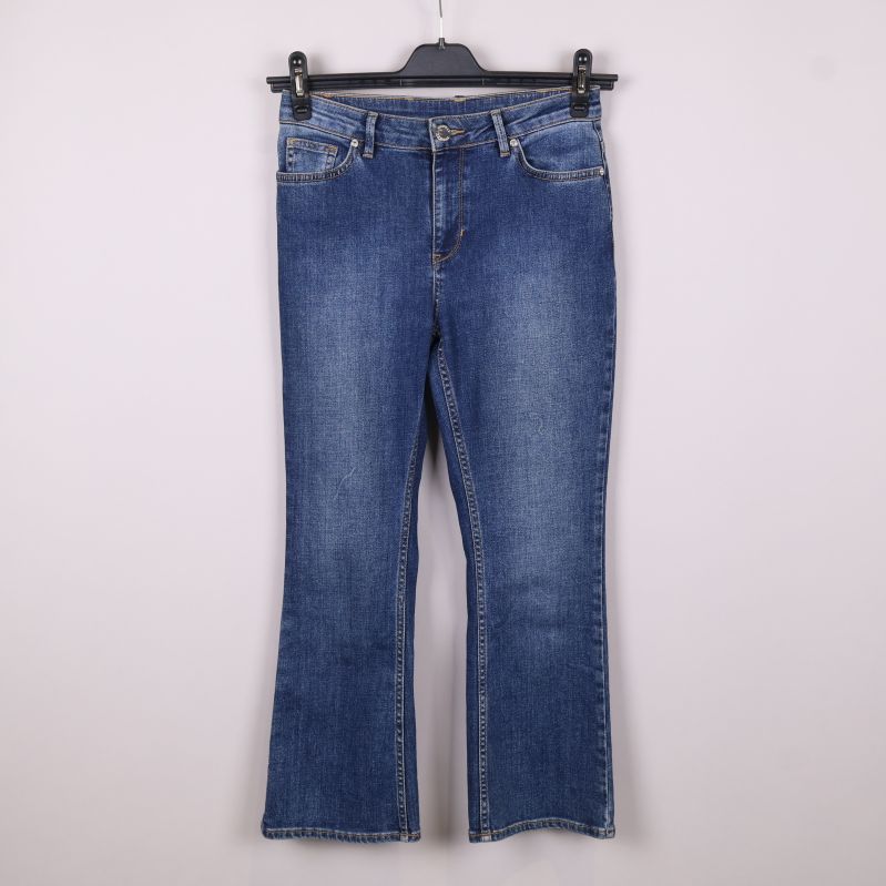 Framsida av blå jeans 