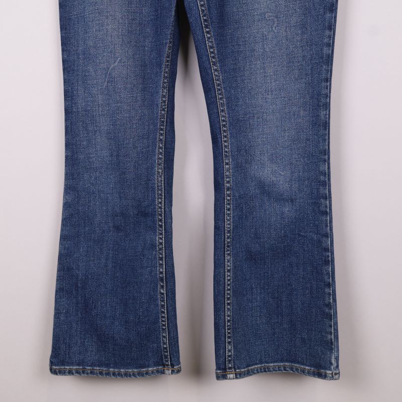 Närbild på jeans benavslut