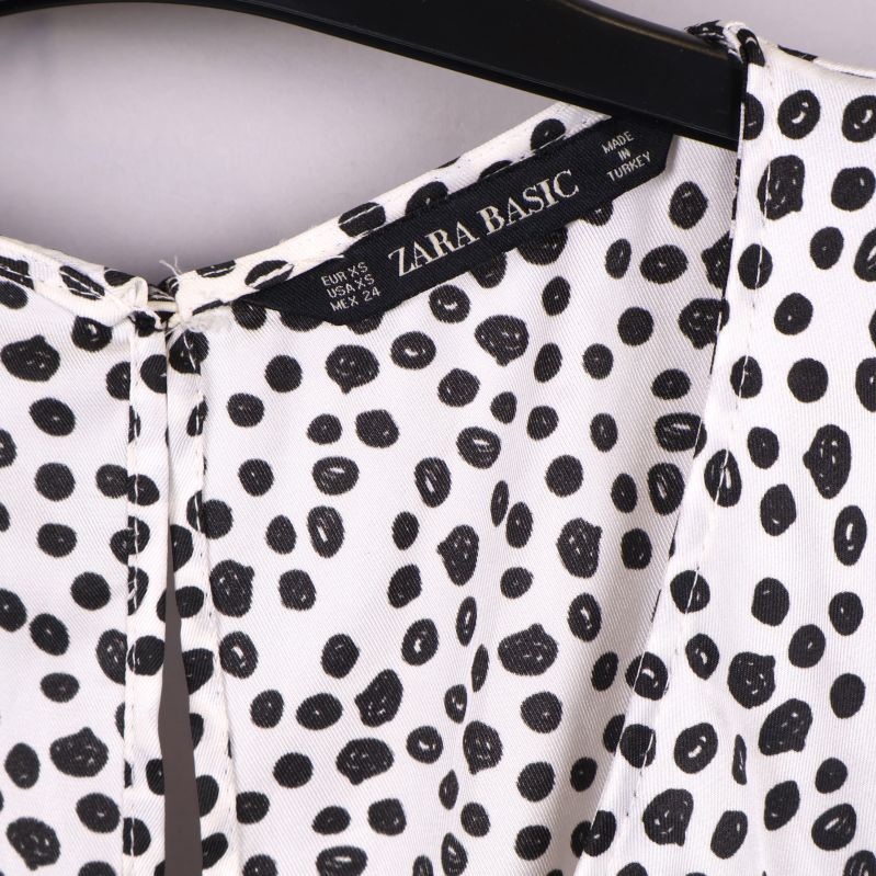 Närbild av Zara Basic etikett på klänning