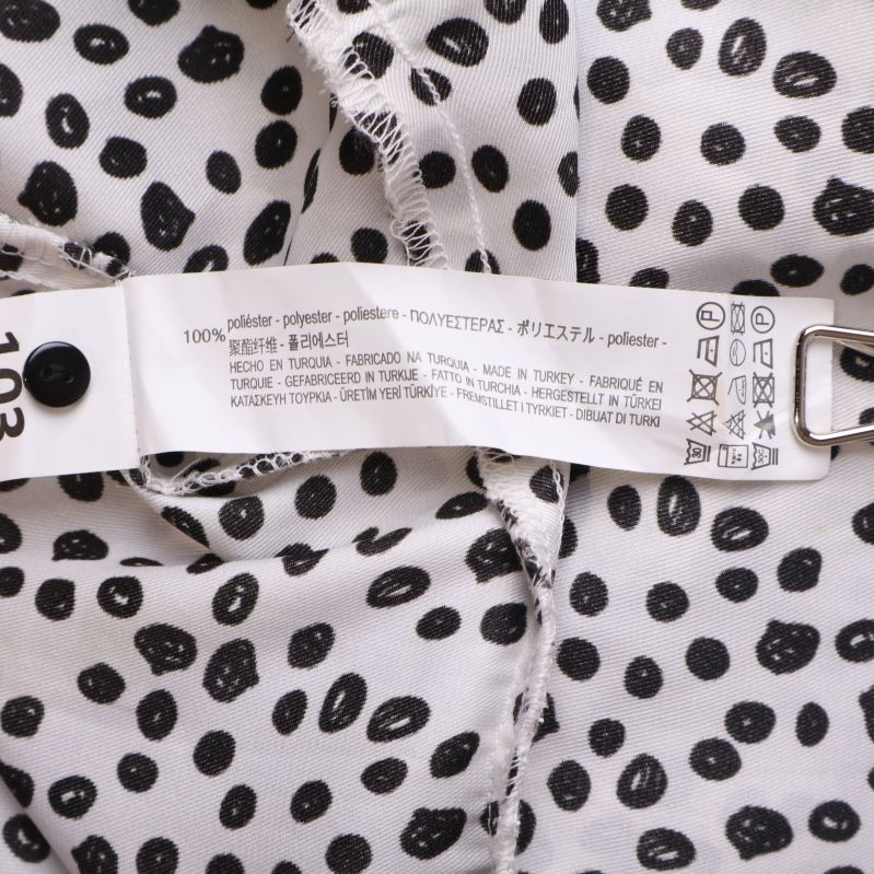 Materialetikett visar 100% polyester