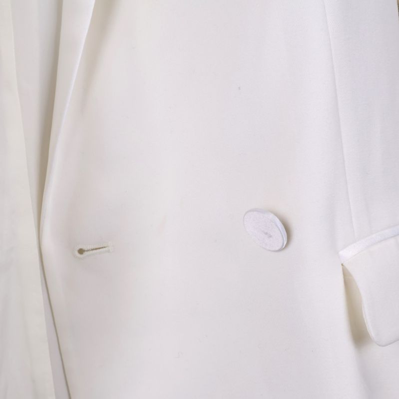 Detalj av kavajklänningens knäppning