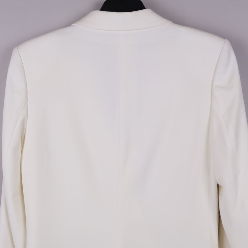 Närbild på ryggen av kavajklänning