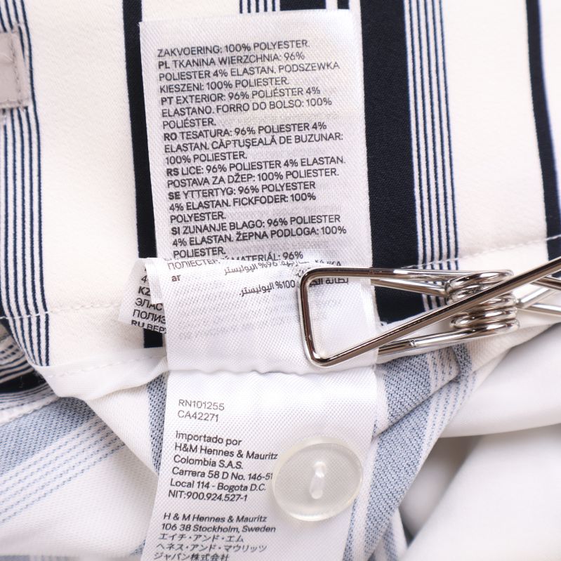 Textiletikett med material och skötselråd