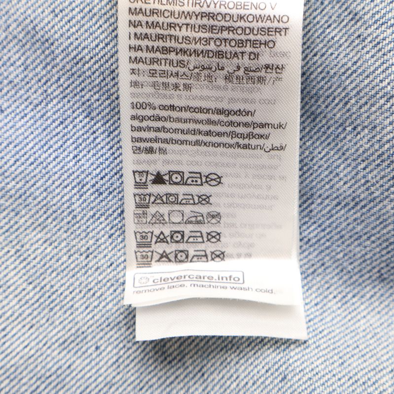 Tvättetikett på jeansskjorta