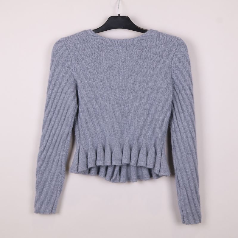 Baksida av grå ribbstickad cardigan 