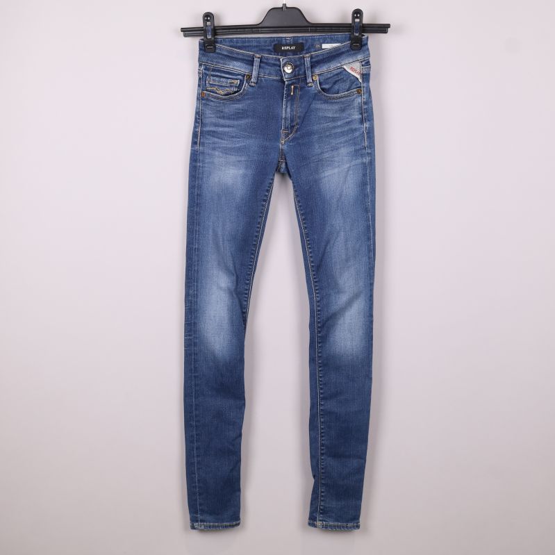 Framsida av blå slim fit jeans