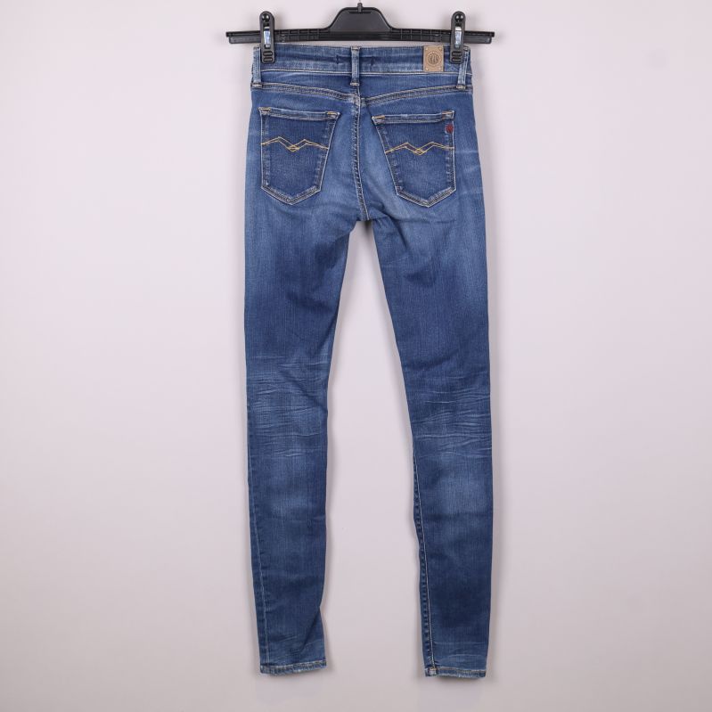 Baksida av blå slim fit jeans