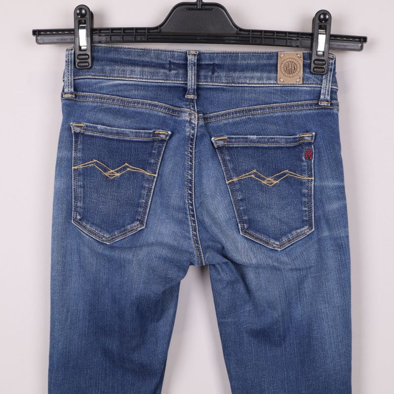 Närbild på jeans bakfickor och sömmar