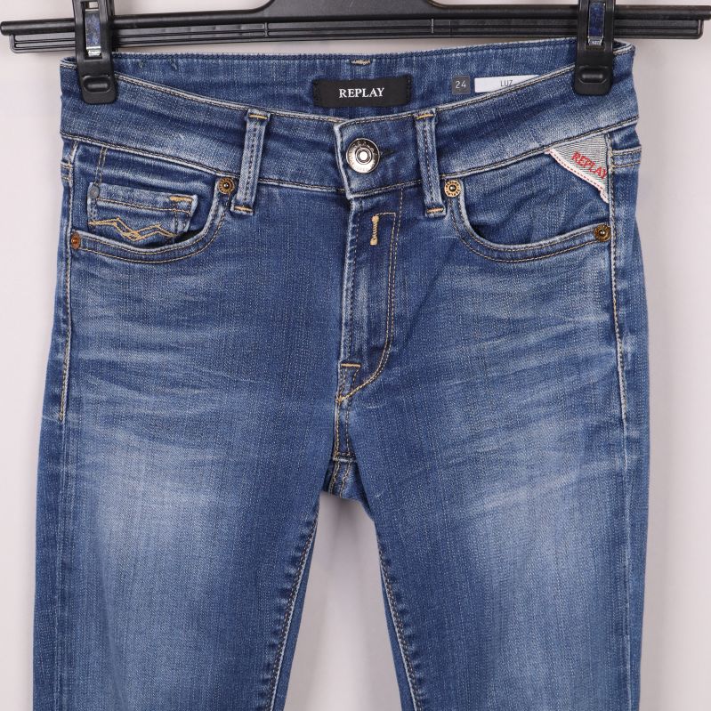 Framsida med jeans knappar och fickor