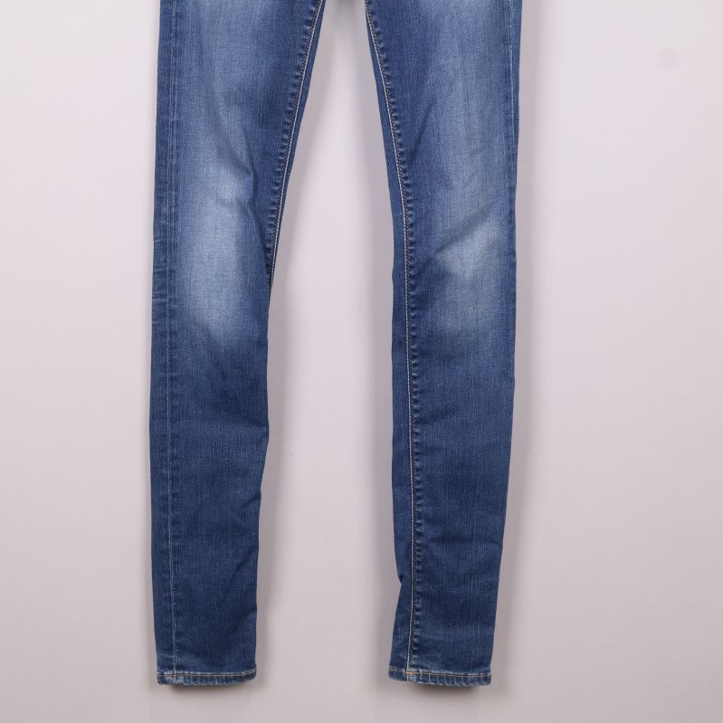 Närbild av jeans ben och avslut