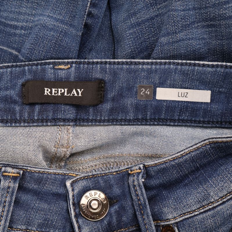 Förstoring av märke REPLAY på jeans