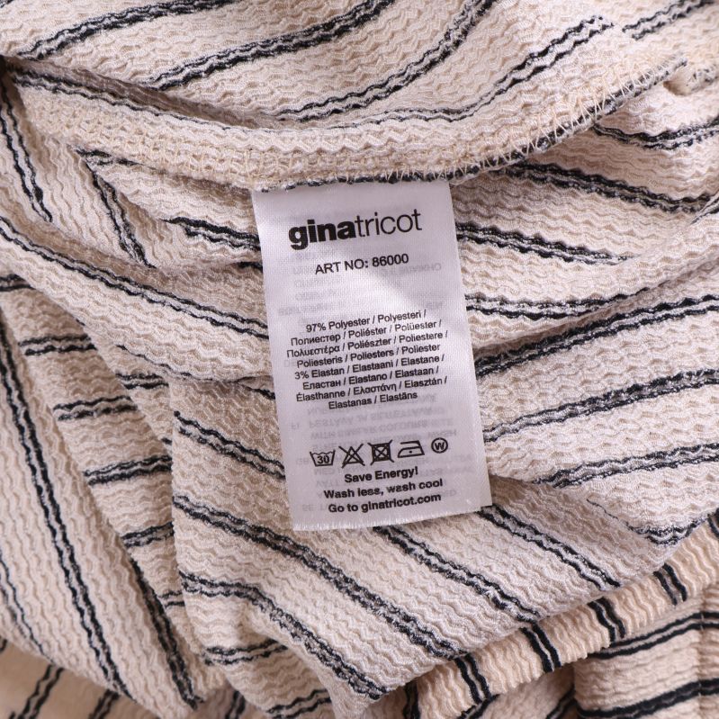 Materialetikett på randig klänning från Gina Tricot