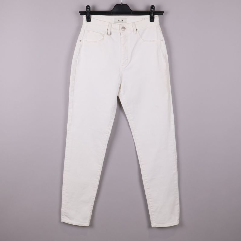 Framifrån vita jeans 