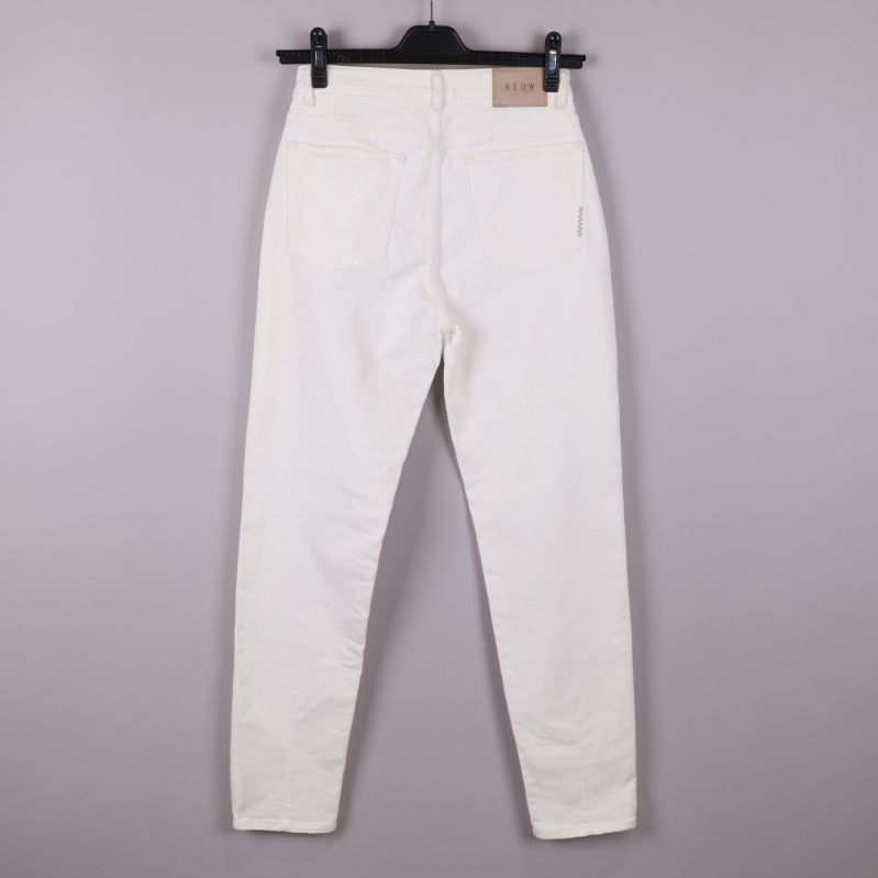 Vita jeans sett bakifrån med fickor