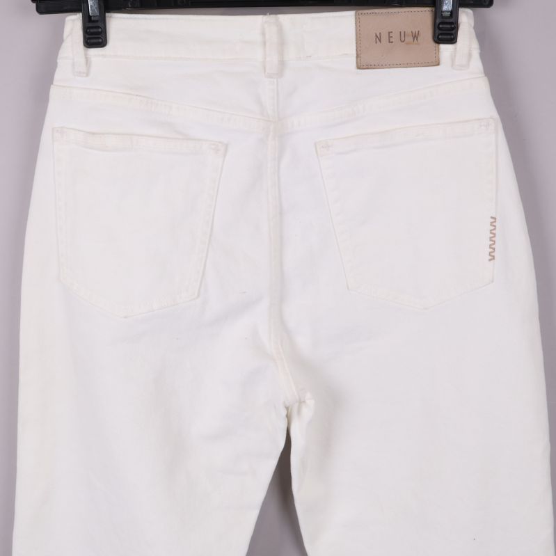 Jeans bakfickor med etikett synlig