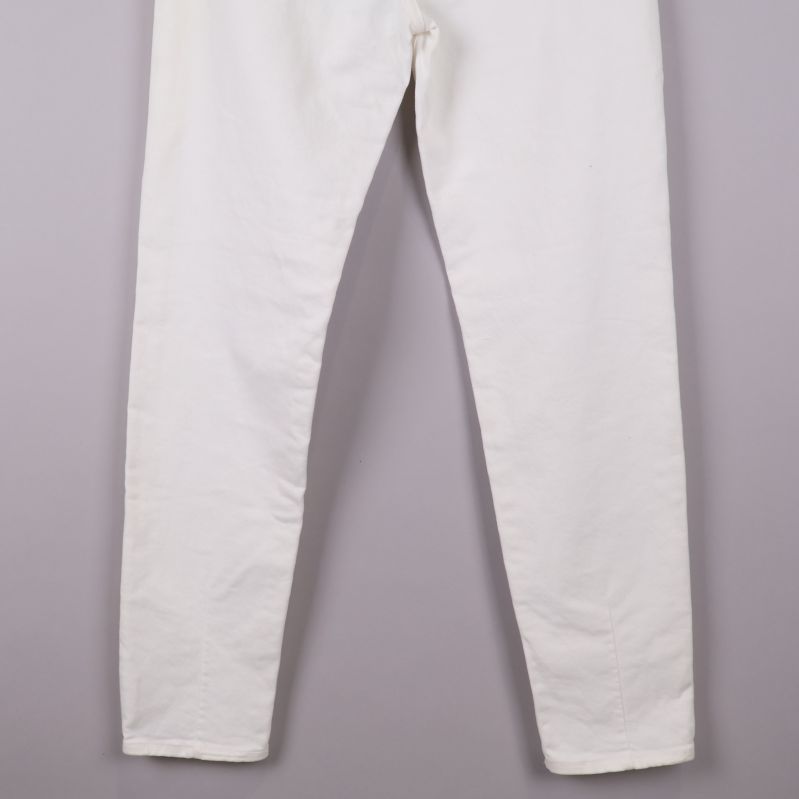 Närbild på benen av vita jeans