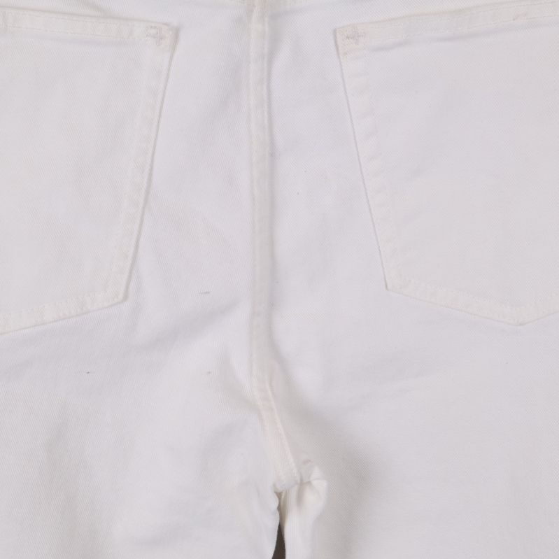 Närbild av jeans bakfickor och sömmar