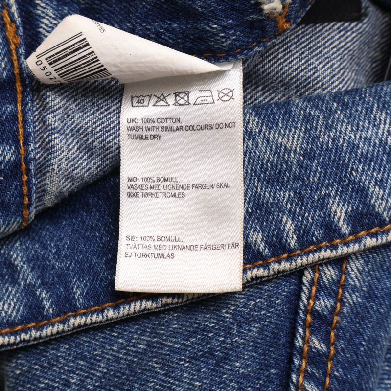 Tvättetikett med materialangivelser på jacka