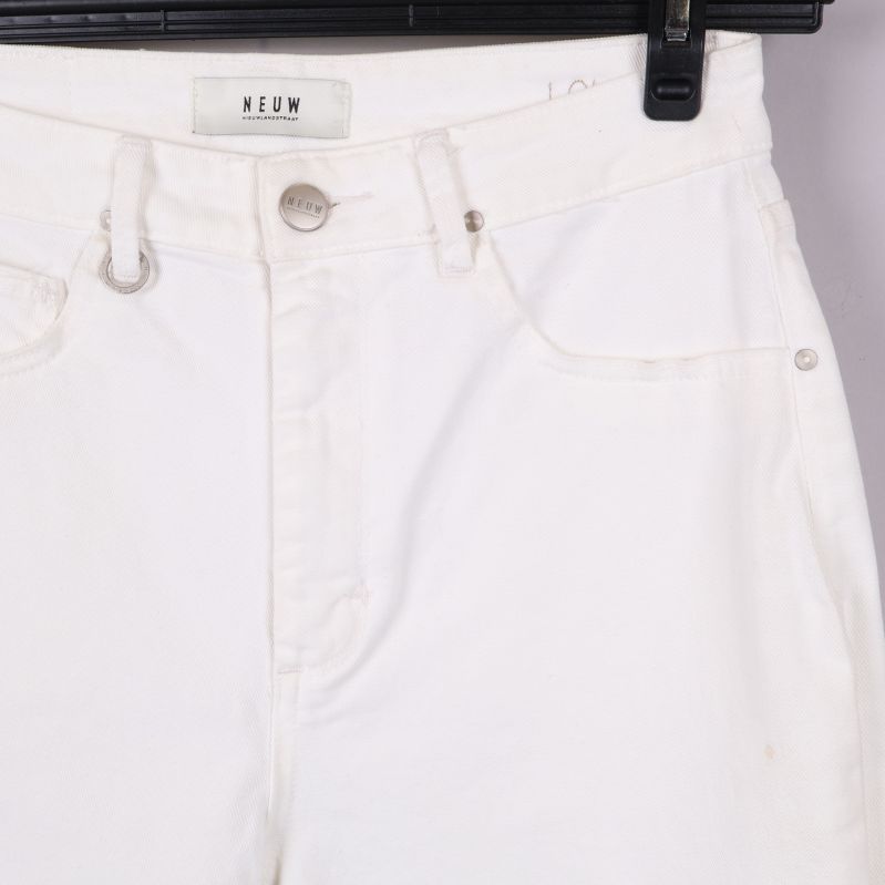 Närbild av jeans midja med knapp och bälteshällor