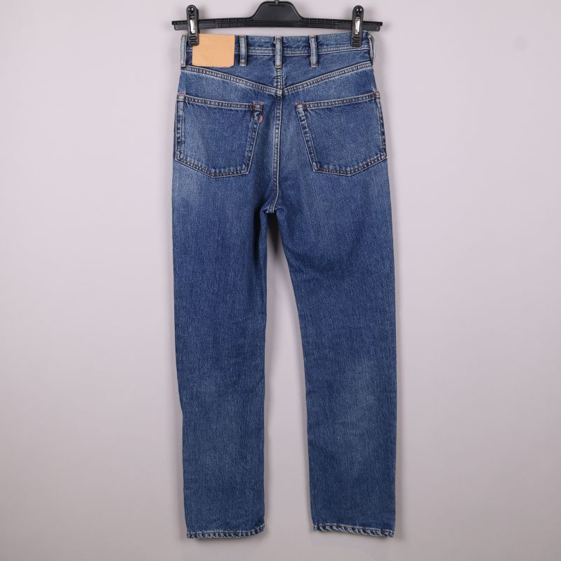 Blå jeans bakifrån med fickor