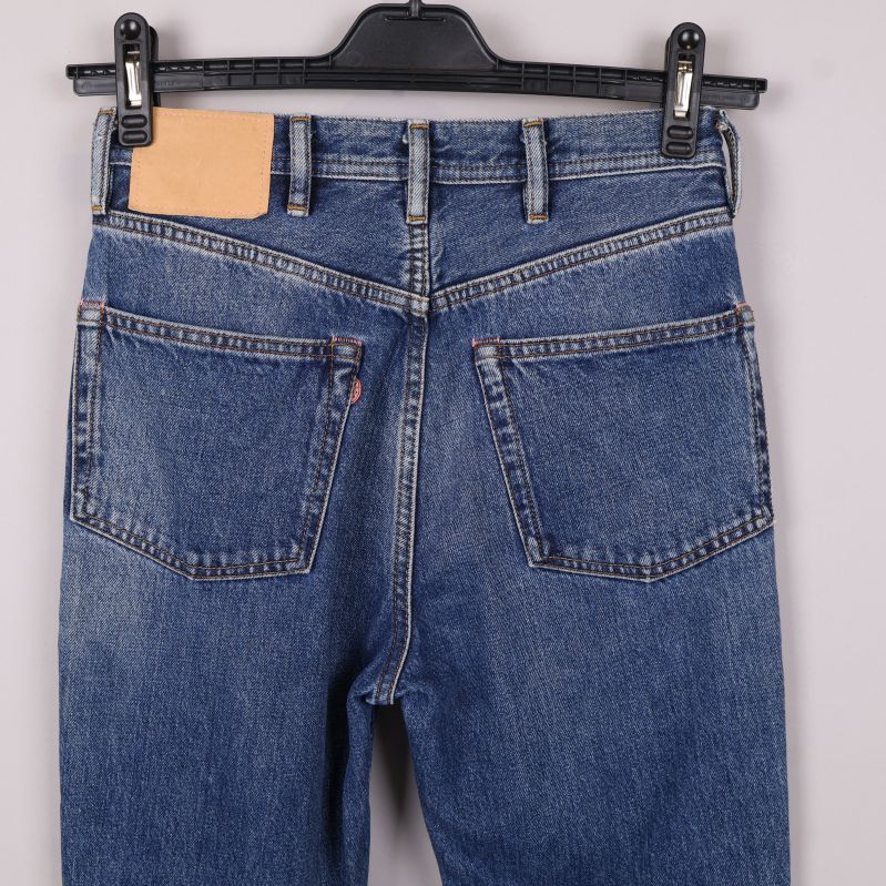 Närbild av jeans bakfickor
