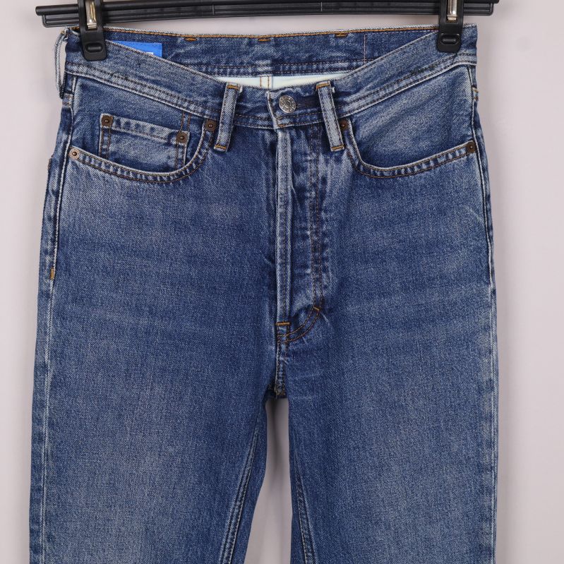 Närbild av jeans framfickor