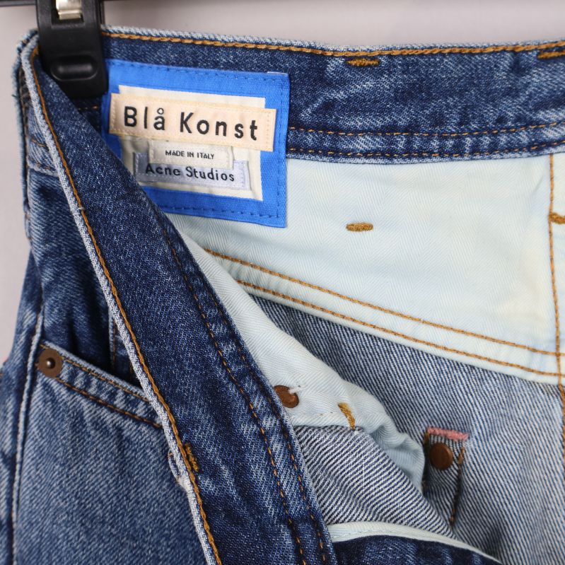 Blå Konst etikett i jeans