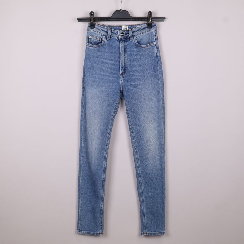 Framsidan av blå jeans 